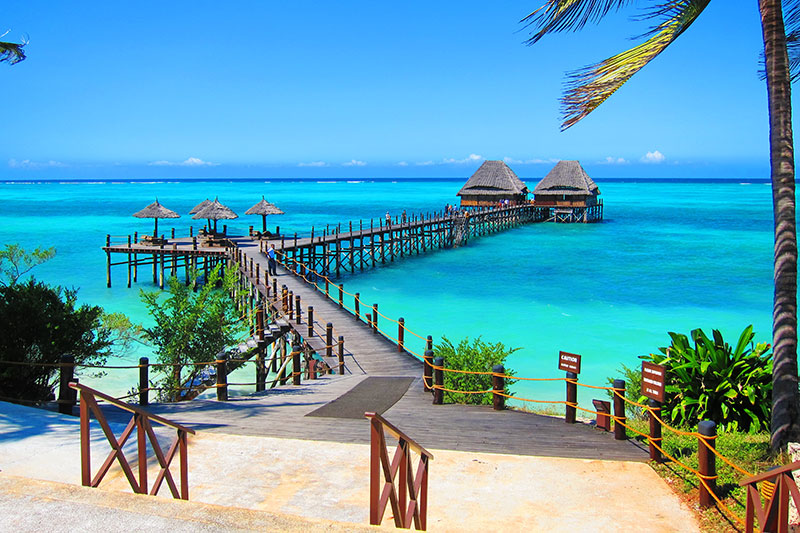 Passerelle sur le lagon turquoise de Zanzibar